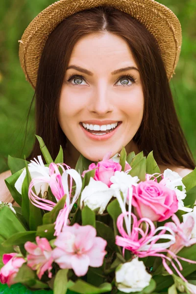 Portrét Mladé Vynikající Usmívající Žena Která Drží Kytici Květin Venkovní — Stock fotografie