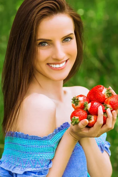 Portrait Young Divine Smiling Woman Bare Shoulders Who Keeps Strawberries — Stock Photo, Image