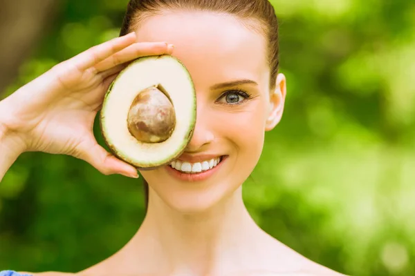 Portrett Unge Forheksende Smilende Kvinner Som Holder Avokado Hånden Øyet – stockfoto