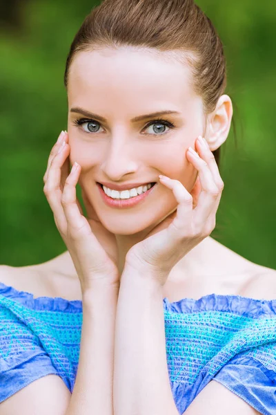 Porträt Einer Jungen Schönen Lächelnden Frau Die Freien Die Hände — Stockfoto