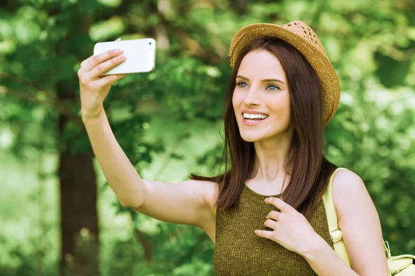 Πορτρέτο Του Νέους Ελκυστικές Χαμογελαστό Γυναίκα Που Κάνει Selfie Φωτογραφιών — Φωτογραφία Αρχείου