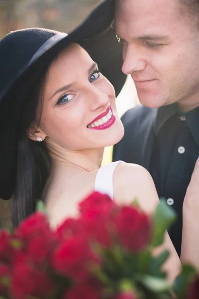 Glimlachend Stijlvol Paar Met Rozen Kijkt Hij Naar Haar Buiten — Stockfoto