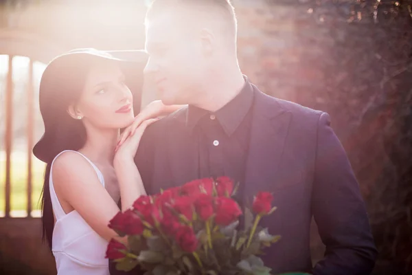 美しい夫婦と 彼らはお互いに見えるバラの光の写真 — ストック写真