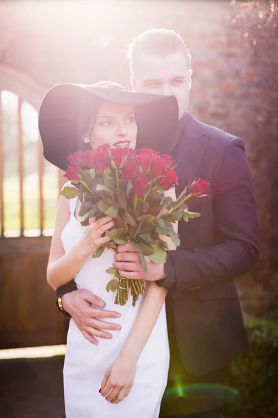 Casal Encantador Maravilhoso Com Rosas Onde Homem Abraça Sua Mulher — Fotografia de Stock