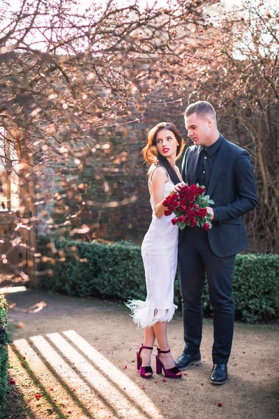 Feliz Casal Bonito Preto Com Rosas Livre — Fotografia de Stock