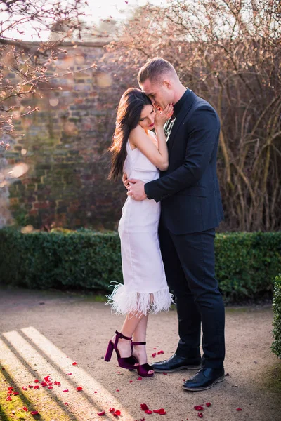 Bonito Casal Bonito Fica Juntos Abraça Uns Aos Outros Livre — Fotografia de Stock