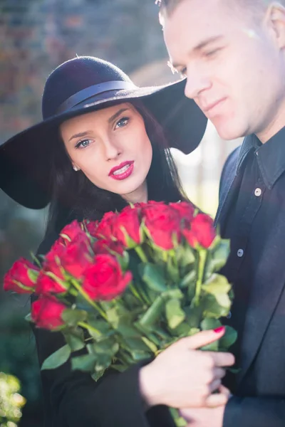 Attraktive Frau Mit Ihrem Mann Schwarz Mit Rosen Draußen — Stockfoto