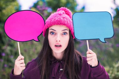 Tablet elinde açık tutan genç güzel kadın portresi