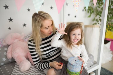 Neşeli küçük kızı bir servet ile annesinin kucağına oturur ve para, evde iter