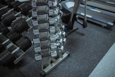 Yakın çekim halter salonunda