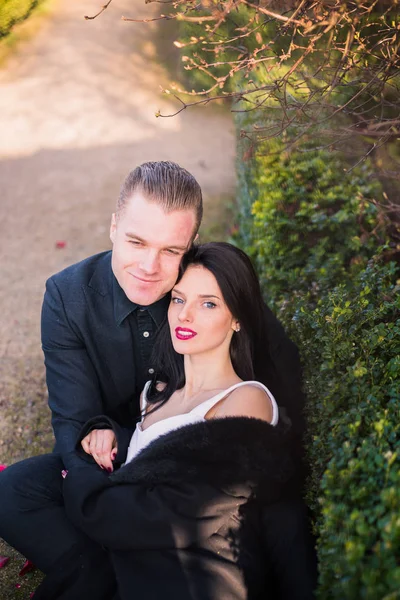 Casal Atraente Amor Senta Abraço Estrada Livre — Fotografia de Stock