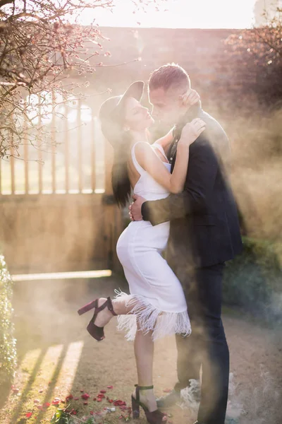 Aantrekkelijke Verliefde Paar Staat Omhelzing Tuin Rook — Stockfoto
