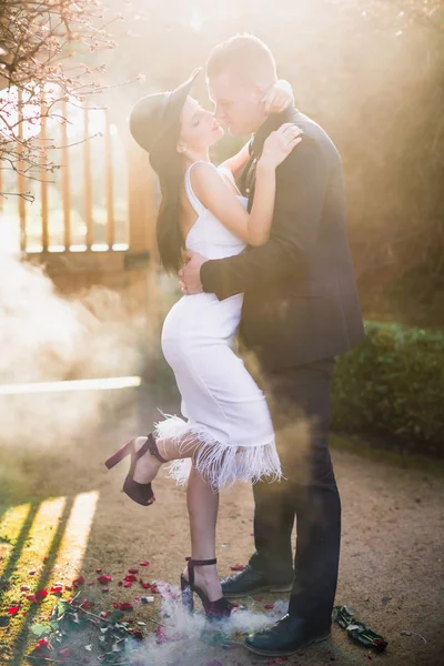 Casal Elegante Amor Fica Abraço Estrada Com Pétalas Rosa Livre — Fotografia de Stock