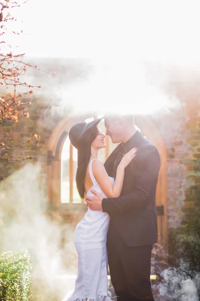 有吸引力的情侣在爱站在拥抱在烟雾户外 — 图库照片
