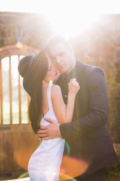 Romantic Beautiful Couple Love Stands Embrace Sunshine Yard — Stock Photo, Image