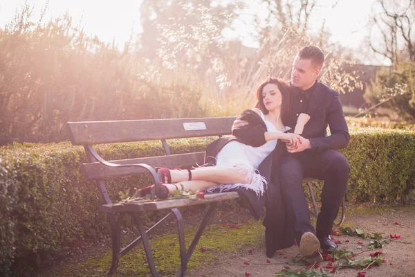 Photo Couple Incroyable Amoureux Une Femme Couchée Sur Banc Homme — Photo