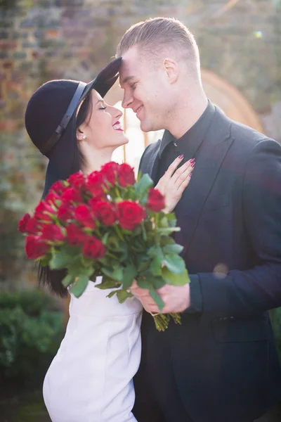 Sorrindo Belo Casal Com Rosas Vermelhas Abraça Outro Livre — Fotografia de Stock