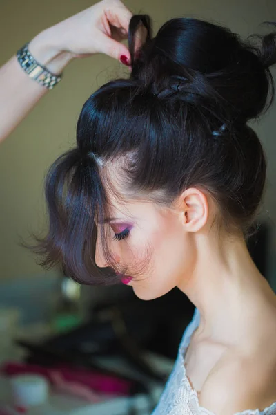 Peluquería Haciendo Peinado Pelo Mujer Hermosa — Foto de Stock