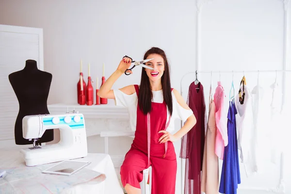 Alegre Costurera Feliz Para Cerca Colección Ropa Mantiene Las Tijeras —  Fotos de Stock