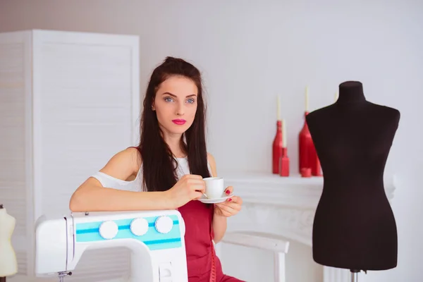 Gorgeous Conceived Seamstress Sits Mannequin Relies Sewing Machine Atelier Equipped — Stock Photo, Image