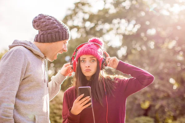 Retrato Pareja Joven Que Para Parque Luz Del Sol Mujer — Foto de Stock