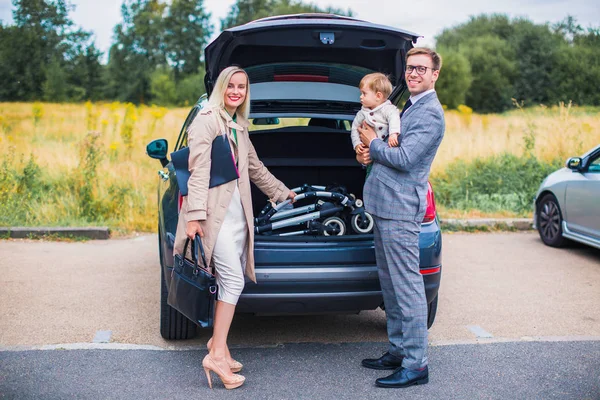 Familia Feliz Para Cerca Del Coche Padre Tiene Hijo Pequeño — Foto de Stock