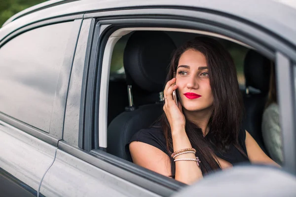 Retrato Jovem Mulher Bonita Que Senta Carro Preto Fala Por — Fotografia de Stock