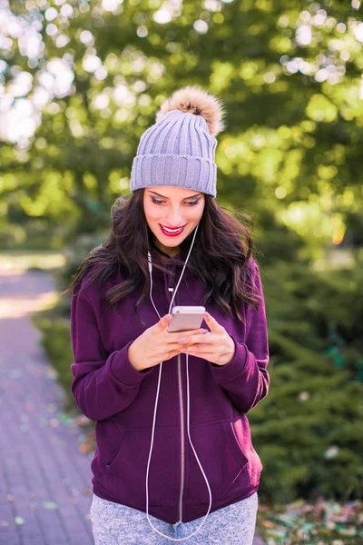 Jeune Femme Gaie Marche Dans Parc Écoute Musique Dans Les — Photo