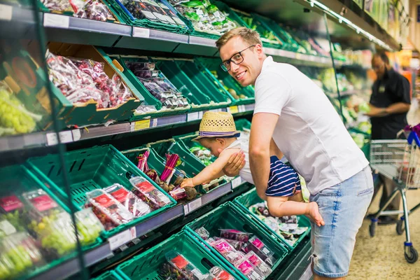 Buon Padre Tiene Piccolo Figlio Carino Negozio Scelgono Alcuni Prodotti — Foto Stock