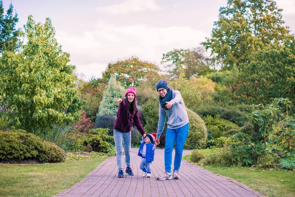 Jonge Gelukkige Ouders Staan Het Park Met Hun Zoontje Tonen — Stockfoto