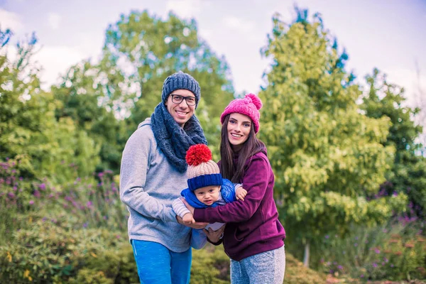 Jonge Gelukkige Familie Staat Het Park Ouders Houden Hun Zoontje — Stockfoto