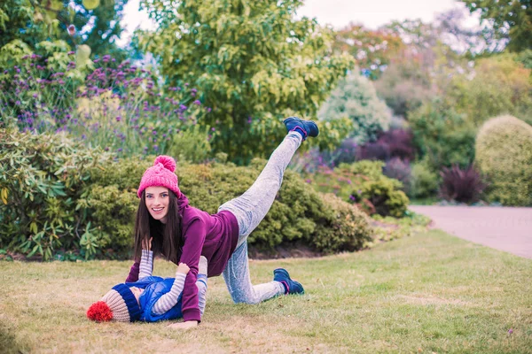 Jovem Mãe Esportiva Faz Exercícios Parque Com Seu Filho — Fotografia de Stock