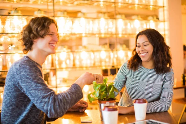 Dois Estudantes Sorridentes Sentam Café Com Xícaras Café Tempo Uma — Fotografia de Stock