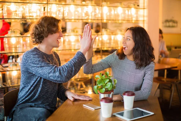 Casal Alegre Estudantes Senta Café Fala Sobre Algo Divertido Tempo — Fotografia de Stock