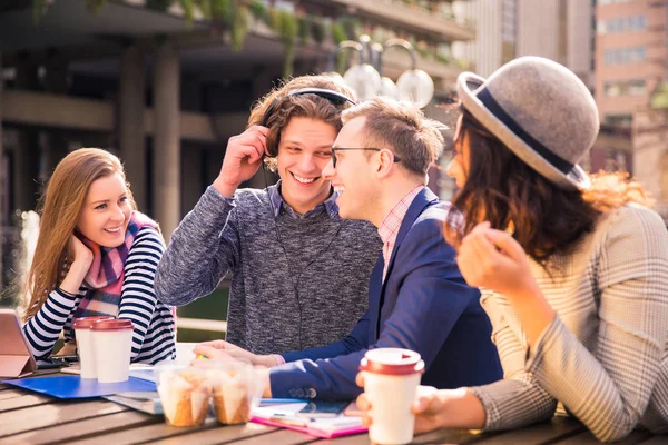 Des Étudiants Joyeux Souriants Assoient Moment Une Pause Avec Les — Photo