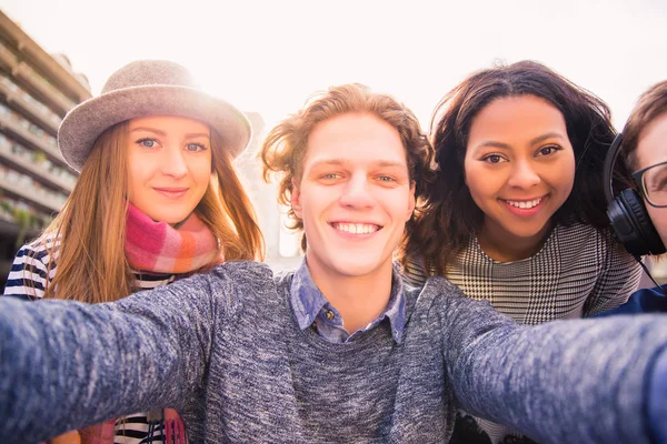 Belles Personnes Ravies Positives Sur Selfie Photo Soleil Plein Air — Photo