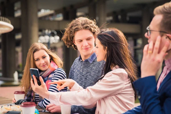 Gelukkig Slimme Studenten Zitten Kijken Naar Telefoon Waarin Een Vrouw — Stockfoto