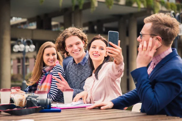 Ευτυχής Ευτυχής Μαθητές Κάθονται Και Κάνει Selfie Φωτογραφία Στο Τηλέφωνο — Φωτογραφία Αρχείου