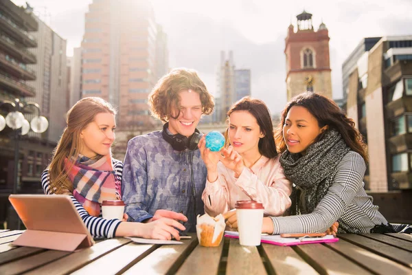 Foto Van Slimme Studenten Die Zitten Kijken Naar Globe Tijd — Stockfoto