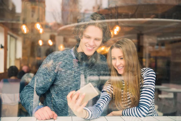 Mooie Gelukkige Paar Studenten Zit Een Café Doet Selfie Foto — Stockfoto