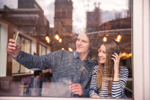 Eksztatikus Pár Mosolyogva Kávézó Nem Selfie Fotó Egy Zenét Hallgat — Stock Fotó