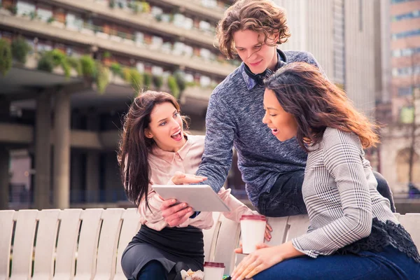 Moderne Succesvolle Studenten Zitten Een Bankje Discussiëren Iets Tijd Van — Stockfoto