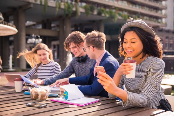 Vier Vrolijke Studenten Zitten Tijd Van Een Pauze Een Van — Stockfoto