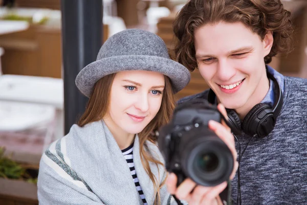 Aantrekkelijke Lachende Paar Zit Kijkt Naar Fotocamera Buitenshuis — Stockfoto