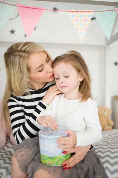 Attraktive Mutter Küsst Ihre Kleine Tochter Die Auf Dem Schoß — Stockfoto