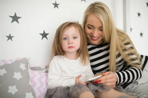 Retrato Alegre Madre Con Hija Sentarse Una Cama Hija Mantiene — Foto de Stock