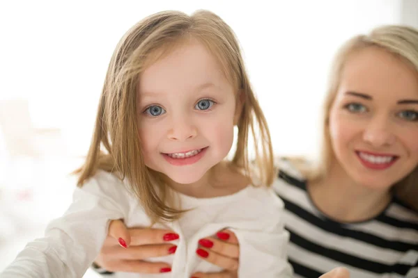 Closeup Mooi Schattig Klein Meisje Wie Moeder Houdt Haar Handen — Stockfoto