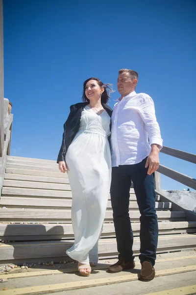 Belo Casal Elegante Fica Abraço Nas Escadas Madeira Livre — Fotografia de Stock