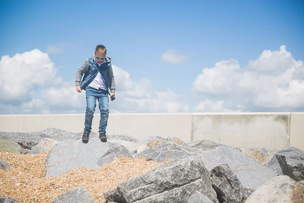 Joven Con Estilo Encuentra Una Piedra Entre Las Piedras Aire — Foto de Stock