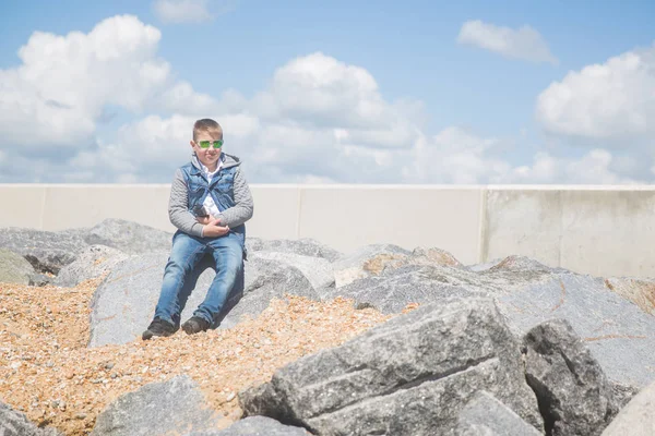 Feliz Adolescente Sienta Una Piedra Entre Las Piedras Aire Libre — Foto de Stock